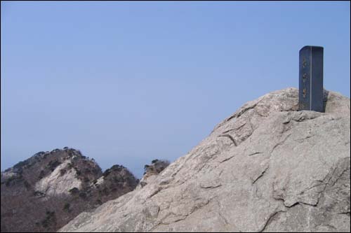 관음봉 정자에서 바라본 연천봉(738m) 과 관음봉(816m) 